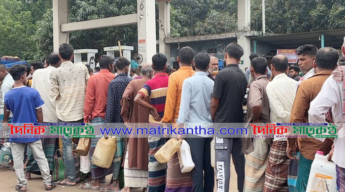 কালুখালীর শেখ ফিলিং স্টেশনে তেল সংকট॥চরম ভোগান্তিতে কৃষকেরা॥ব্যাহত হচ্ছে সেচ কার্যক্রম